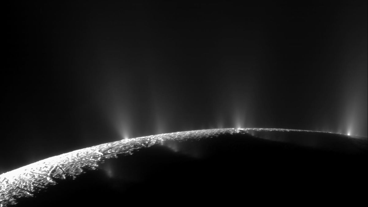 Uvnitř Saturnova ledového měsíce je fosfor. Klíčový prvek pro život